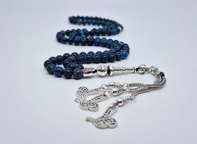 Handgemaakte tesbih "Tasbih" natuursteen " Blauwe harmonie" - Aantal kralen 99 - Diameter kralen 8MM - met metaal tassel "Arabische kalligrafie" - Een mooi cadeau-idee