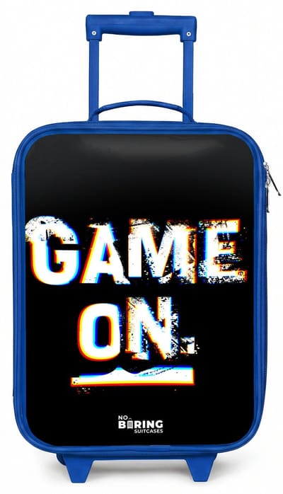 NoBoringSuitcases.com® - Kinderkoffer blauw - Kindertrolley jongen - Game on in zwart wit - Koffer kind lichtgewicht - Reiskoffer trolley voor kinderen - Koffertje met lichtgevende wieltjes - Rolkoffer