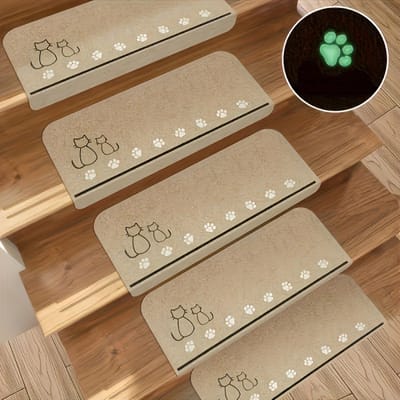 Deze set van twee antislip, in het donker oplichtende trapmatten is geschikt als decoratie voor in huis, maar kan ook gebruikt worden als speelmat voor kinderen en huisdieren.