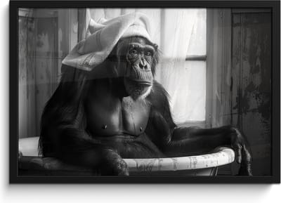 Poster in lijst - Fotolijst 60x40 cm - Posters - Aap - Dier - Bad - Zwart - Wit - Humor - Posterlijst zwart - Wanddecoratie badkamer - Muurdecoratie WC - Decoratieve accessoires - Toilet muur decoratie