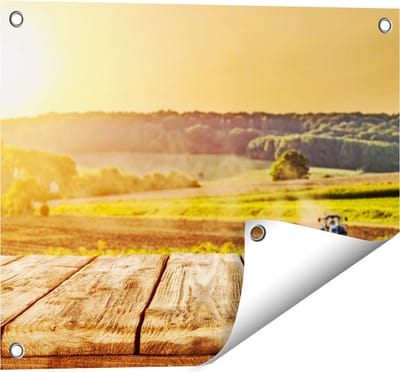 Gards Tuinposter Tractor in het Veld met Houten Planken - 50x40 cm - Tuindoek - Tuindecoratie - Wanddecoratie buiten - Tuinschilderij