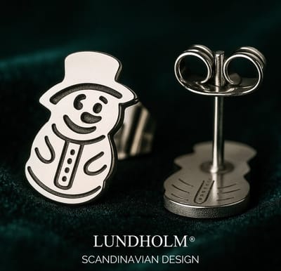 Lundholm Oorknopjes Dames Zilver kleurig Sneeuwpop Cadeautje Meisje - Premium Stainless Steel - Winter Oorbellen (1.2 x 0.8 cm) - Vrolijk & Feestelijk - Luxe Geschenkverpakking