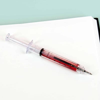 Injectiespuit Balpen – Realistisch Design – Rode Vloeistof – Grappig Cadeau – Geschikt voor Studenten en Medische Professionals