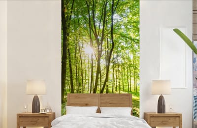 Behang - Fotobehang Natuur - Bomen - Bos - Groen - Zonlicht - Breedte 120 cm x hoogte 240 cm