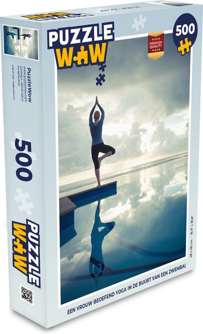 Puzzel Een vrouw beoefend yoga in de buurt van een zwembad - Legpuzzel - Puzzel 500 stukjes