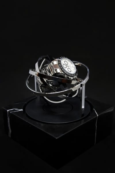 Tourbillon horlogeopwinder in zwart Nero Marquina marmer en zilver stalen ringen - Gyrowinder Orbit Watch Winder