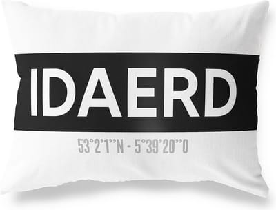 Tuinkussen IDAERD - FRIESLAND met coördinaten - Buitenkussen - Bootkussen - Weerbestendig - Jouw Plaats - Studio216 - Modern - Zwart-Wit - 50x30cm
