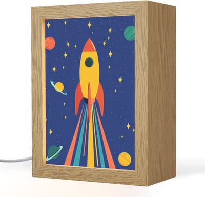 Nachtlampje 15x20 cm - Kinder lampje - Kleurrijk - Raket - Ruimte - Tafellamp kinderkamer - Slaapkamer lamp - Bedlamp kinderen - Kinderlampje stopcontact - Wandlamp babykamer - Nachtlampjes