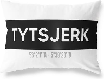 Tuinkussen TYTSJERK - FRIESLAND met coördinaten - Buitenkussen - Bootkussen - Weerbestendig - Jouw Plaats - Studio216 - Modern - Zwart-Wit - 50x30cm