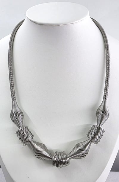 Lili 41 - Halsketting - Collier - Stalen - Moderne - Spiraalvormig draad - Stretch - Vrouw -Zilverkleur - L 50 cm - 4cm verlengstuk - statement ketting.