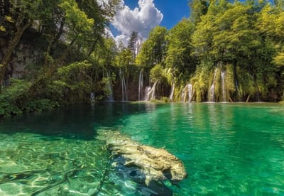 Fotobehang Eden Falls - Natuur – Blauw Meer – Boslandschap – Woonkamer – Slaapkamer – 368 x 254 cm – Komar