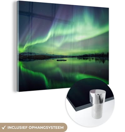 MuchoWow® Glasschilderij 160x120 cm - Schilderij acrylglas - Noorderlicht - Meer - IJsland - Groen - Bos - Sneeuw - Foto op glas - Schilderijen