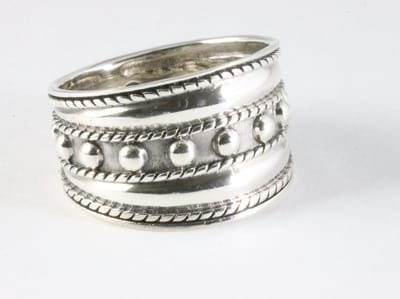 Brede zilveren ring met circels en kabelpatronen - maat 18