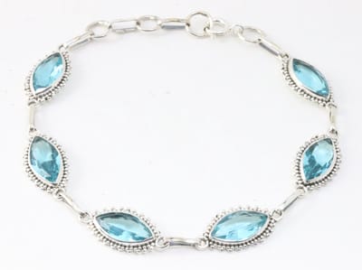 Bewerkte zilveren armband met blauwe topaas