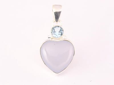 Hartvormige zilveren hanger met aqua chalcedoon en blauwe topaas