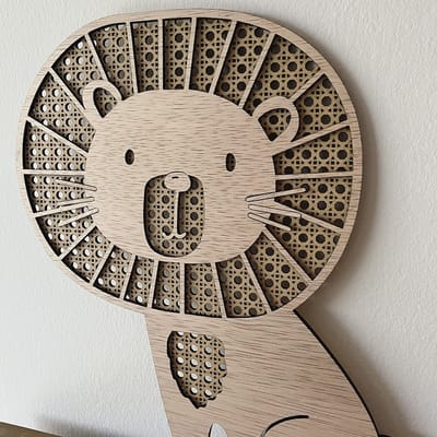 Wanddecoratie dier - Houten dierenkop - Baby leeuw wandbord - Decoratie - Kinderkamer decoratie - Aankleding kinderkamer - Rotan - Wandbord dieren - dieren - Houten hoofd dier - Houten dier - kraamcadeau - cadeau - baby