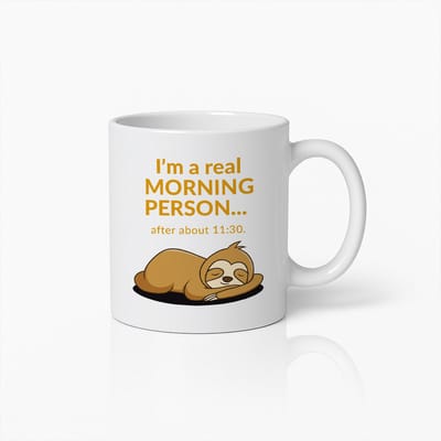 Grappige Luiaard Koffiemok 330ml – “I’m a Real Morning Person… After About 11:30” Quote Beker – Humoristisch Cadeau voor Langslapers & Koffieliefhebbers