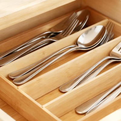 Dailygoods- Bestekbak Uitschuifbaar - 2 Stuks - Houten Bestekbak - 35,6 x 25,4 x 5,1 cm - Vaatwasserbestendig - Duurzaam Keukenorganizer - Bestekorganizer