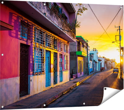 Gards Tuinposter Cuba Kleurrijke Huisjes bij Zonsondergang - 120x90 cm - Tuindoek - Tuindecoratie - Wanddecoratie buiten - Tuinschilderij