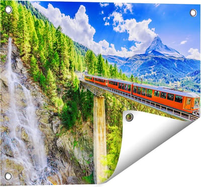 Gards Tuinposter Trein op een Brug bij een Waterval in Zwitserland - 50x40 cm - Tuindoek - Tuindecoratie - Wanddecoratie buiten - Tuinschilderij