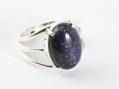 Opengewerkte zilveren ring met blauwe zonnesteen - maat 16.5