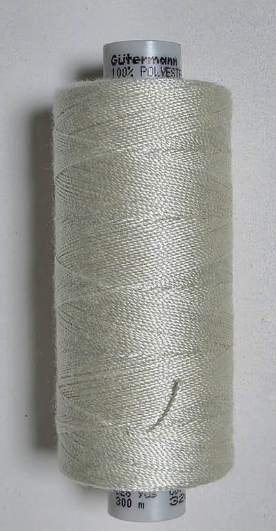 1 klosje 300m - Gutermann perma core 30 - 100% polyester garen - sterk dik naaigaren - col. 32601 ecru licht beige