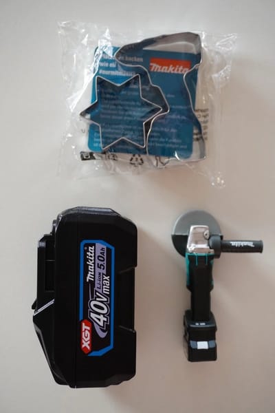Makita set Opener als 40V accu, Haakse slijper koelkast magneet, Makita bakvorm koekjes ster en boormachine
