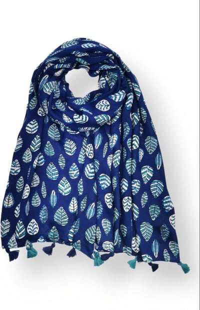 Lange dames sjaal Dagmar fantasiemotief bladerenmotief blauw wit petrol zwart