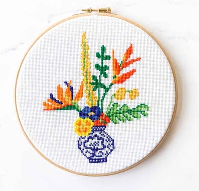 Delfts blauw borduurpakketten serie – Moderne bloemen in vaas – Incl. 20 cm ring