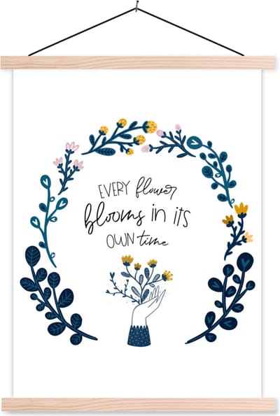 Posterhanger incl. Poster 87x120 cm - Schoolplaat - Spreuken - Quotes - Every flower blooms in its own time - Textielposter - Blanke latten