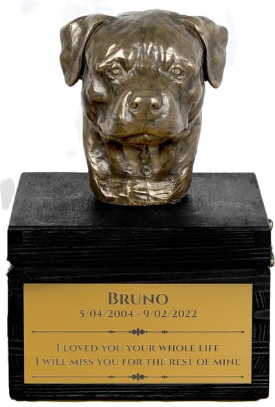 Handgemaakte urn hond met beeld en gravure van een Rottweiler