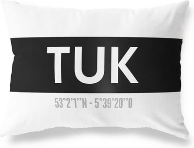 Tuinkussen TUK - OVERIJSSEL met coördinaten - Buitenkussen - Bootkussen - Weerbestendig - Jouw Plaats - Studio216 - Modern - Zwart-Wit - 50x30cm