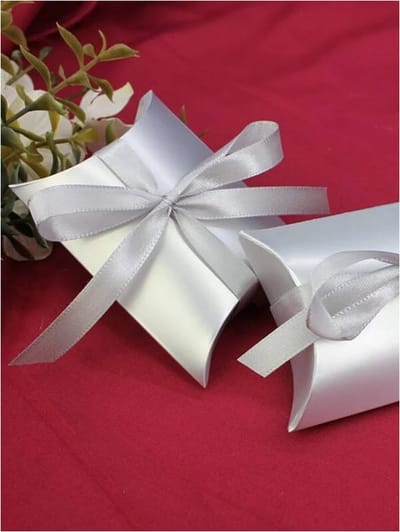 Gondeldoosjes Zilver incl. satijn lint - Kerst / Sint / Verjaardag / Huwelijk - Effen kartonnen doosjes - Traktatiedoosjes - Geschenk Verpakking - Uitdeel Doosje - Feest - Cadeaudoos - Snoepdoosje | Gift - Leuk verpakt - Inpakdoosje - 7,5 x 11,5 cm