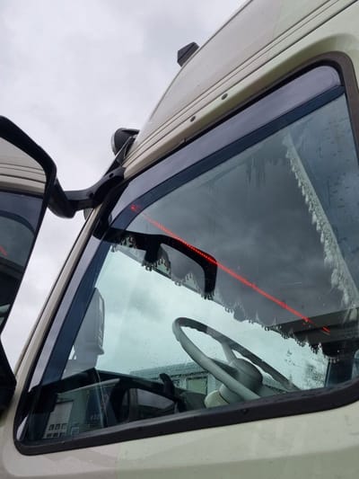 Zijwindschermen licht getint pasvorm tbv VOLVO modellen FH3 / FH12 / NH12 / FH16 1993-> / SH12 / FM set a 2 stuks L&R merk Team Heko