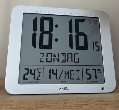 AMS F5884 Digitale Klok - Wandklok - Kunststof - Tafelklok - Radiogestuurde tijdsaanduiding - Temparatuur - Zilverkleurig
