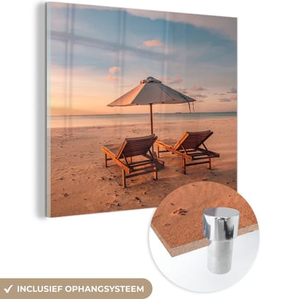 MuchoWow® Glasschilderij 50x50 cm - Schilderij acrylglas - Strand - Ligbed - Parasol - Foto op glas - Muurdecoratie woonkamer - Wanddecoratie slaapkamer - Schilderijen