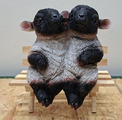 Liefdevol Schaapjes Duo op Bankje - Tuinbeeld Binnen & Buiten - Polystone - 22cm Hoog - Handbeschilderd - Decoratie Beeld Lammetjes