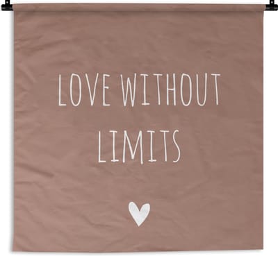 Wandkleed - Wanddoek - Engelse quote "Love without limits" met een hartje tegen een bruine achtergrond - 90x90 cm - Wandtapijt