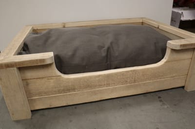 Houten hondenmand Vito van gebruikt steigerhout inclusief antraciet kussen 110x80x30cm