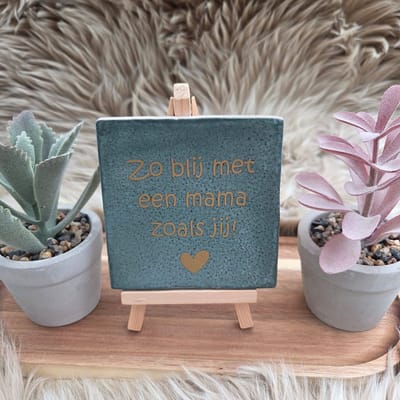Robuust wenstegeltje – Zo Blij met een Mama zoals Jij – 10x10 cm – Mooi Cadeau voor Moederdag of Mama's Verjaardag – Zomaar – Trendy nu – Decoratief Tegeltje met Standaard – Cadeau Idee