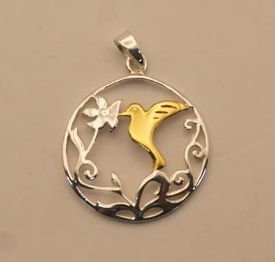Sterling zilver hanger met 1 micron 18k goud vogel met bloem en sierwerk in het zilver - goud zilver hanger vogel met bloem - 925 zilver en 18K gouden hangertje van een vogeltje met bloempje in sierlijke rondje - vrouwelijke hangers