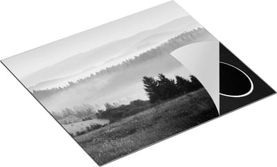 Chefcare Inductie Beschermer Mistige Heuvel Landschap met Bossen - Zwart Wit - 60x50 cm - Afdekplaat Inductie - Kookplaat Beschermer - Inductie Mat