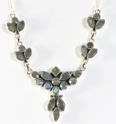 Zilveren collier met labradoriet stenen