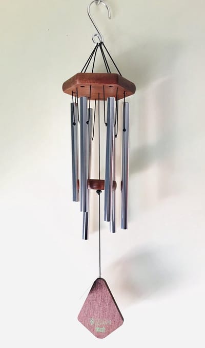 Nature's Melody Premiere Grande Tunes silver Muziek windgong  /  Windorgel met 6 mat zilver stalen buizen .Het windgonggeluid is afgestemd Ca.80cm van S-haak tot onderkant klepel.