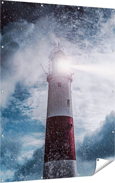 Gards Tuinposter Vuurtoren tijdens de Regen Storm - 120x160 cm - Tuindoek - Tuindecoratie - Wanddecoratie buiten - Tuinschilderij