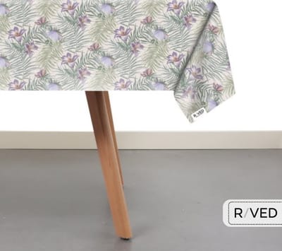 Raved – Tafelzeil 140 cm x 200 cm – Paarse Bloesem op Groen – PVC Afwasbaar – Binnen & Buiten