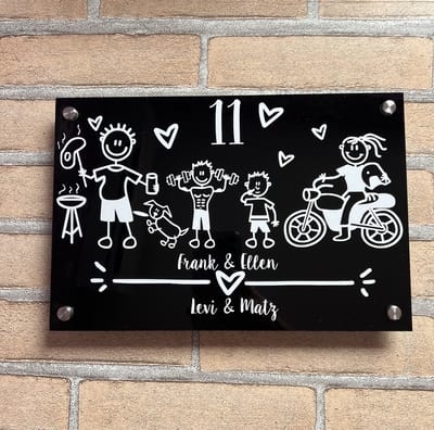 Naambord Familie - 20 cm x 30 cm - zwart plexiglas, witte opdruk - kies zelf je figuurtjes - compleet pakket