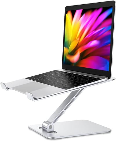Famanu - Verticale laptopstandaard voor bureaus (zilver) | Verstelbare houder voor Apple MacBook, MacBook Pro en andere laptops om werk en thuiskantoor te organiseren