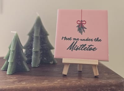 Tegeltje Meet me under the Mistletoe - Kerst - Christmas - Hippe Spreuktegel - Keramisch - Tekst Tegel - Quote - Tegeltje met Print - Humor - Fun - Cadeau - Kado