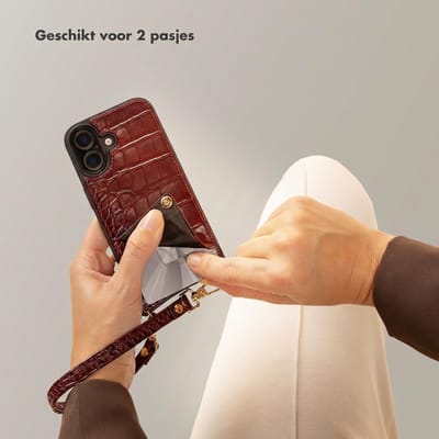Selencia Hoesje - Geschikt voor Apple iPhone 14 / 13 - Croco Backcover met koord en pashouder - Burgundy